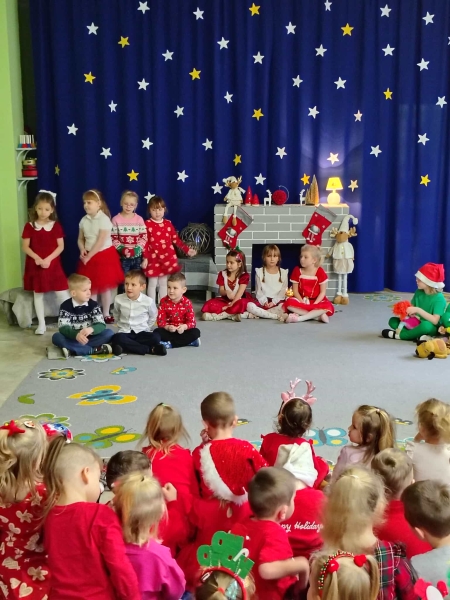 Mikołajkowe przedstawienie grupy ''Biedronki''